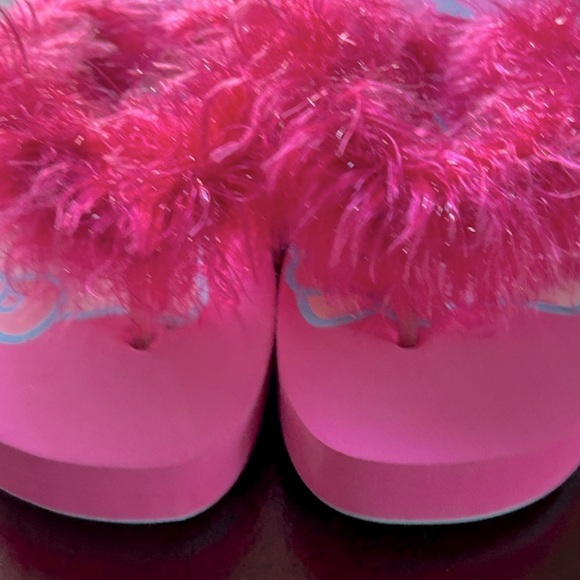 Hello Kitty SET OF 2 Feather Flip Flops Size 7 8 PEACE Hello Kitty White T Shirt - Picture 11 of 16